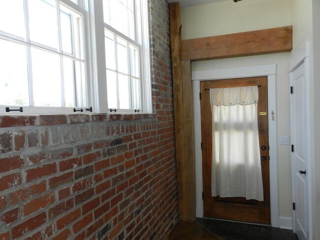 Building Photo - 505 Fay St