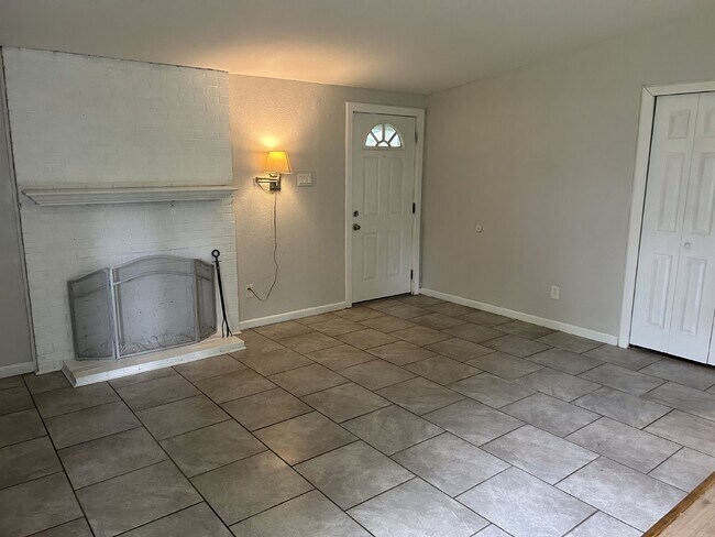 Building Photo - Newly updated property