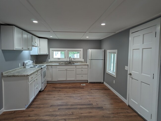 Building Photo - 8 Lower Landing Rd