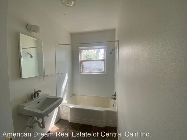 Building Photo - 1 br, 1 bath House - 1511 Whitley Ave.
