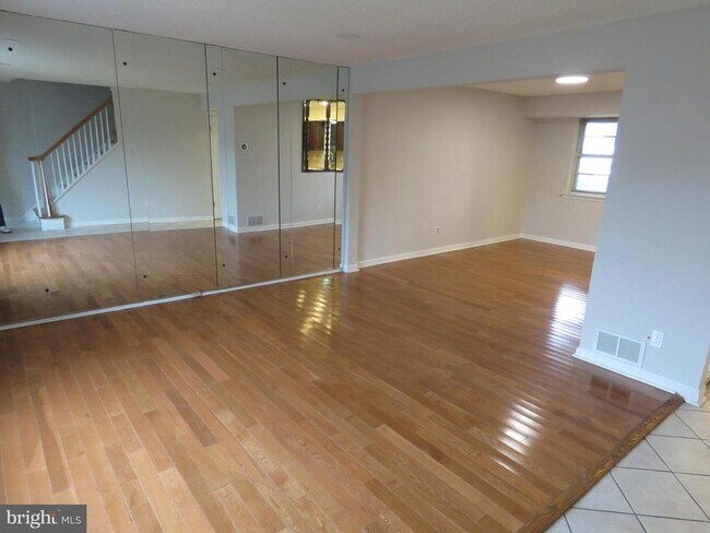 Foto del edificio - 6240 Patrick Henry Ct