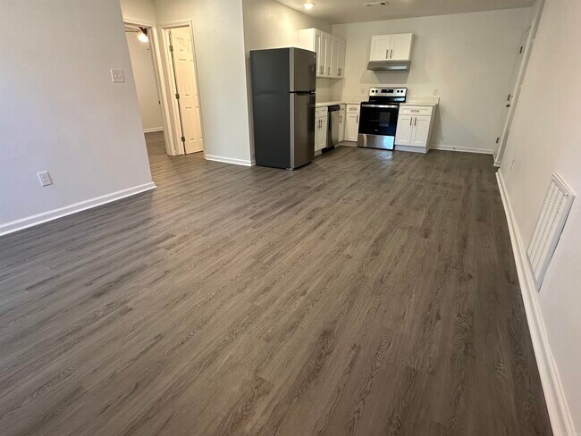 Building Photo - 8a Hiland Pl