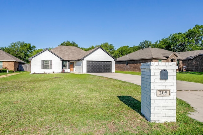 Building Photo - 205 Shady Ln