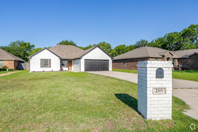 Building Photo - 205 Shady Ln