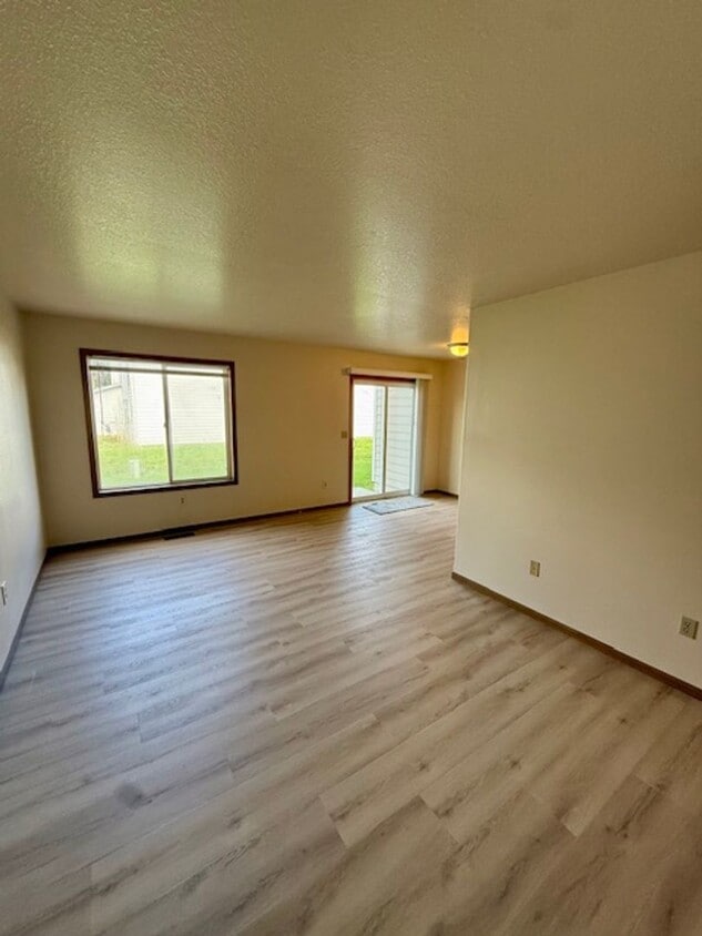 Primary Photo - Charming 3 Bed, 1.5 Bath Unit in the Heart...