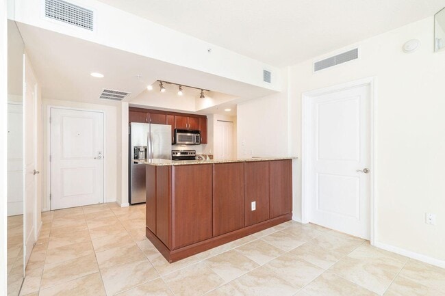 Building Photo - 403 S Sapodilla Ave