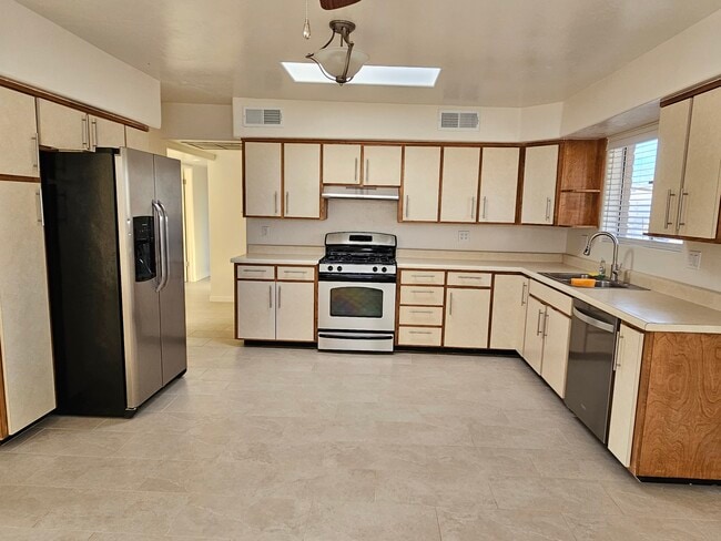 Building Photo - 4445 S Kostka Ave