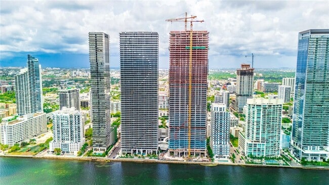 Foto del edificio - 700 NE 24th St