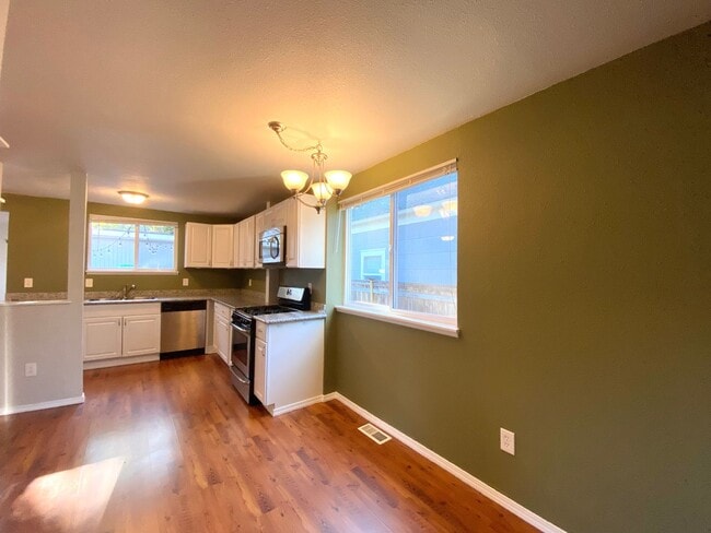 Building Photo - 3 Bedroom 2 Bath - City Compound - A Must ...