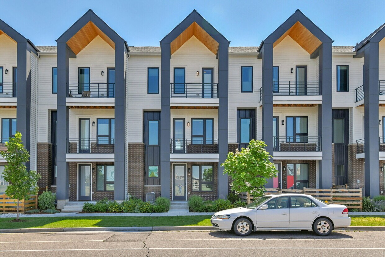 Primary Photo - $3,200 - 2 Bed, 2.5 Bath Townhome in Prime...