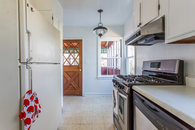 kitchen with gas appliances and breakfast nook. - 2457 Jefferson Terrace