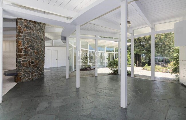 Building Photo - Single-level mid-century home in the heart of Orinda!