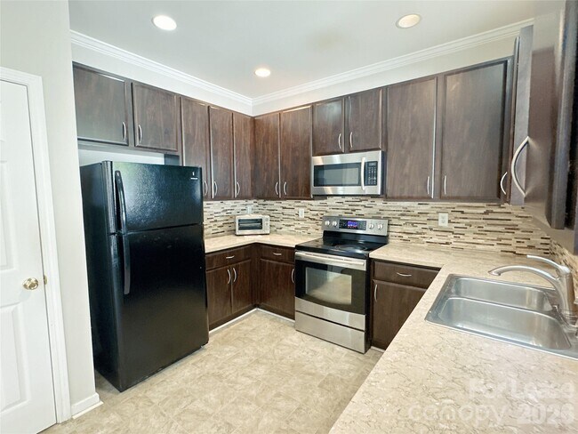 Building Photo - 7629 Abigail Glen Dr
