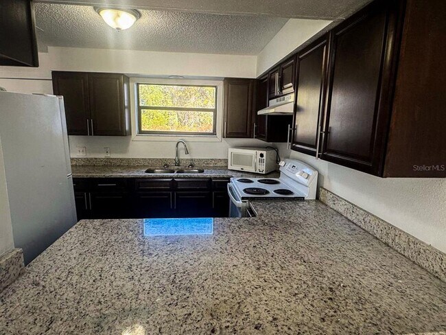 Foto del edificio - 1827 SW 108th Ln