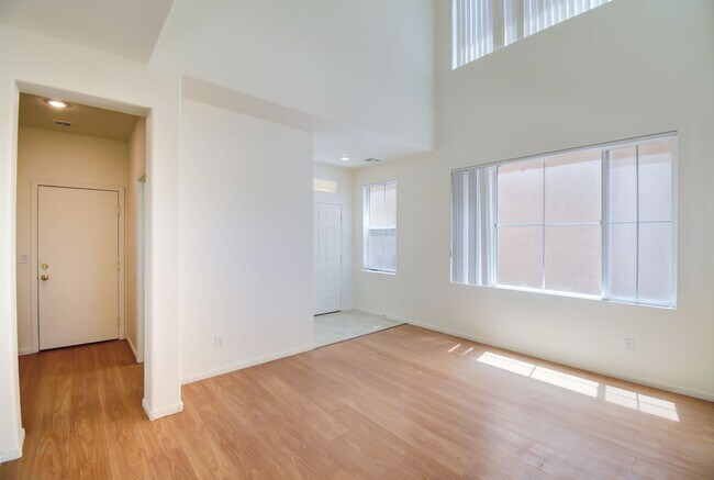 Foto del edificio - 3 Bed Home - Open Floor Design - Community Pool - New Everything Inside