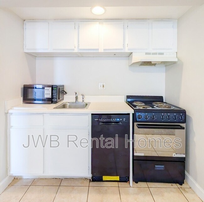 Building Photo - 311 W Ashley St
