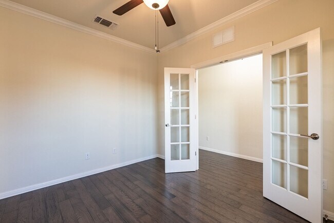 Building Photo - Beautiful 4 bedroom, 3.5 bathroom home in ...