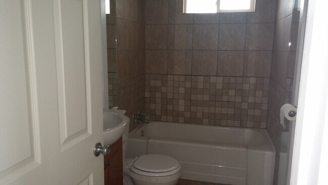 Foto del edificio - No pets, please! Adorable home near Shasta Elementary School!