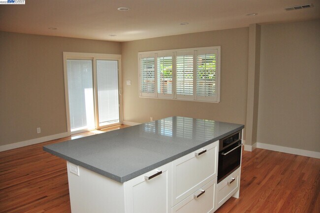 Building Photo - 682 Salberg Ave