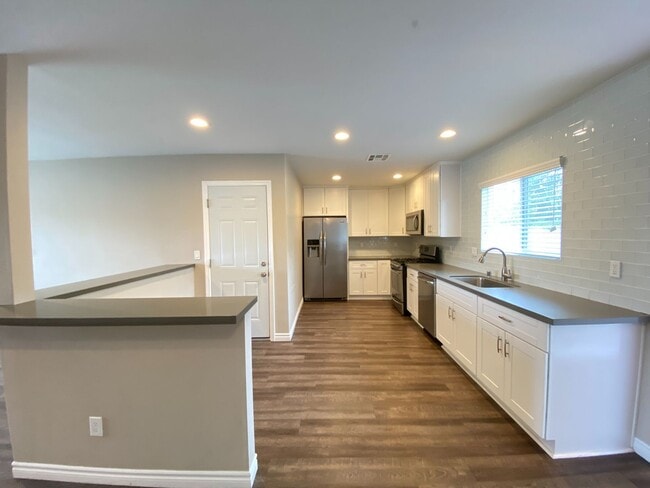 Building Photo - 5BD/2BA, Private Yard, Close to Campus!!