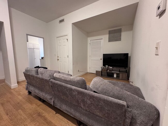Building Photo - CENTRAL AIR ~ 4 BED/2 BATH ON SAINT MARYS ST AVAILABLE 9/1