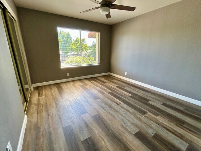 Building Photo - Updated townhome in the heart of Fremont