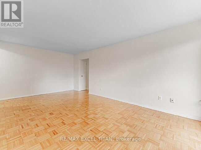 Photo du bâtiment - 1524 Lawrence Ave W