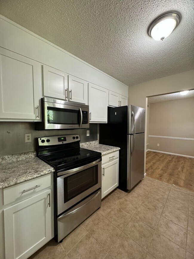 Building Photo - Charming 3 BR 1.5BA Brick & Vinyl Ranch