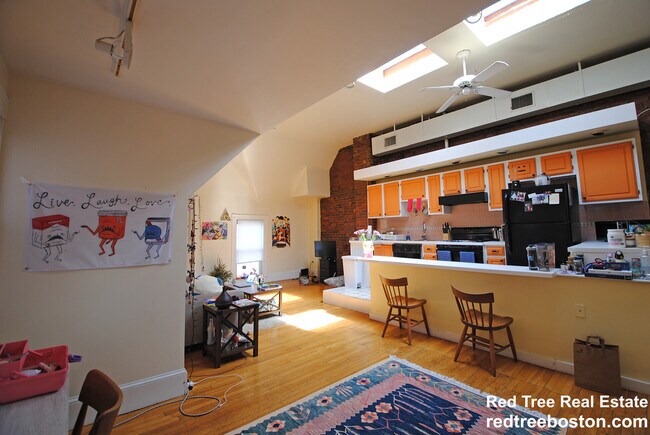 Building Photo - 1678 Beacon St