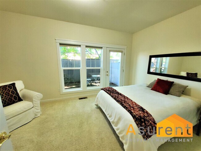 Foto del edificio - Fully Furnished Luxury Townhouse Available Soon!