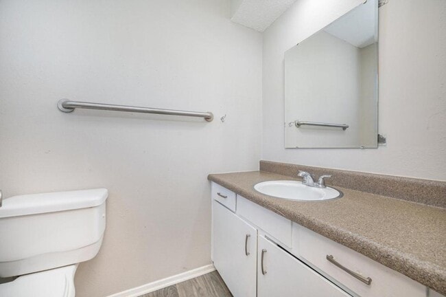 Building Photo - 221 N Oak Dr