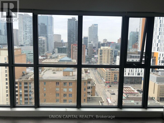 Photo du bâtiment - 159-1159 Dundas St E