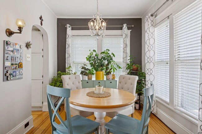 Comedor. La cocina completa está a la izquierda. Si te encantan las plantas, este es un sueño hecho realidad. - 2601 Portland Ave