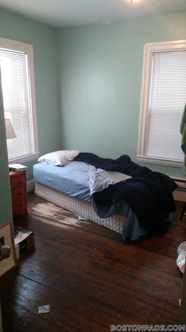 Building Photo - 42 Hillside St