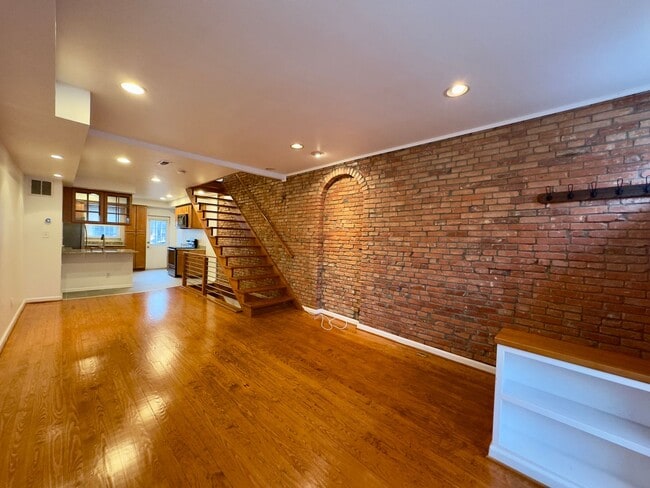 Building Photo - Charming 2 Bedroom/2.5 Bathroom in South Baltimore, MD!