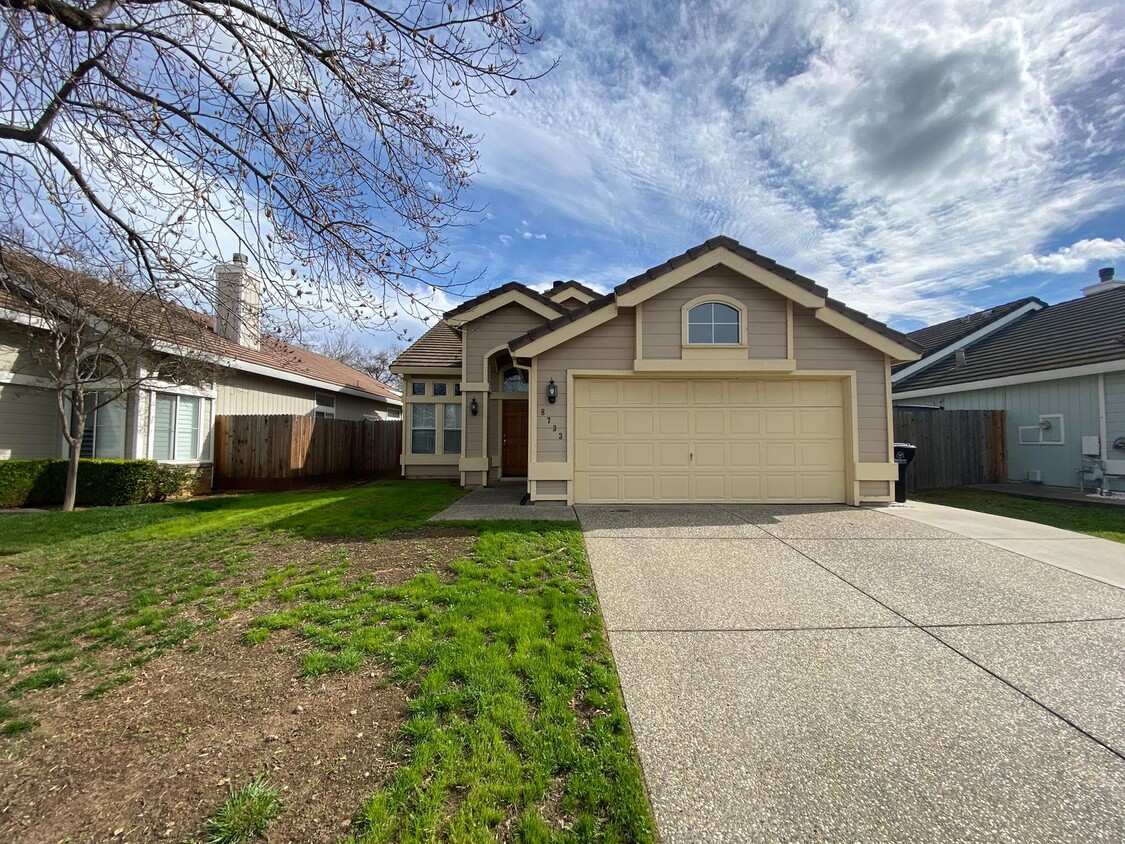 Foto principal - 3 Bed, 2 Bath Home in Elk Grove