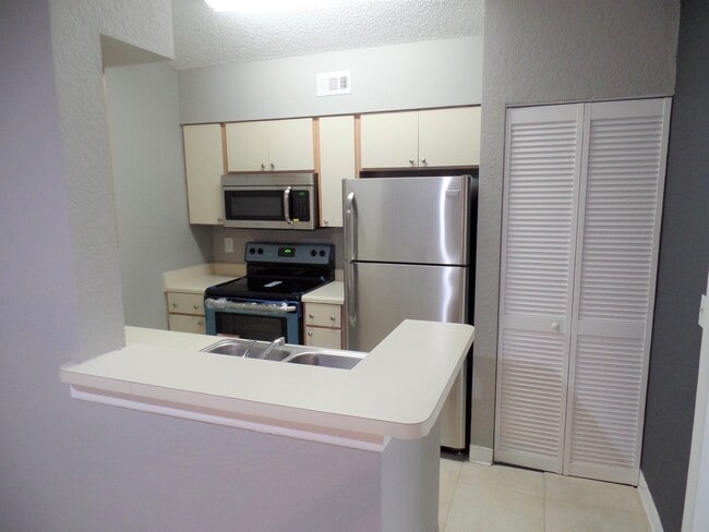 Building Photo - 2850 N Oakland Forest Dr