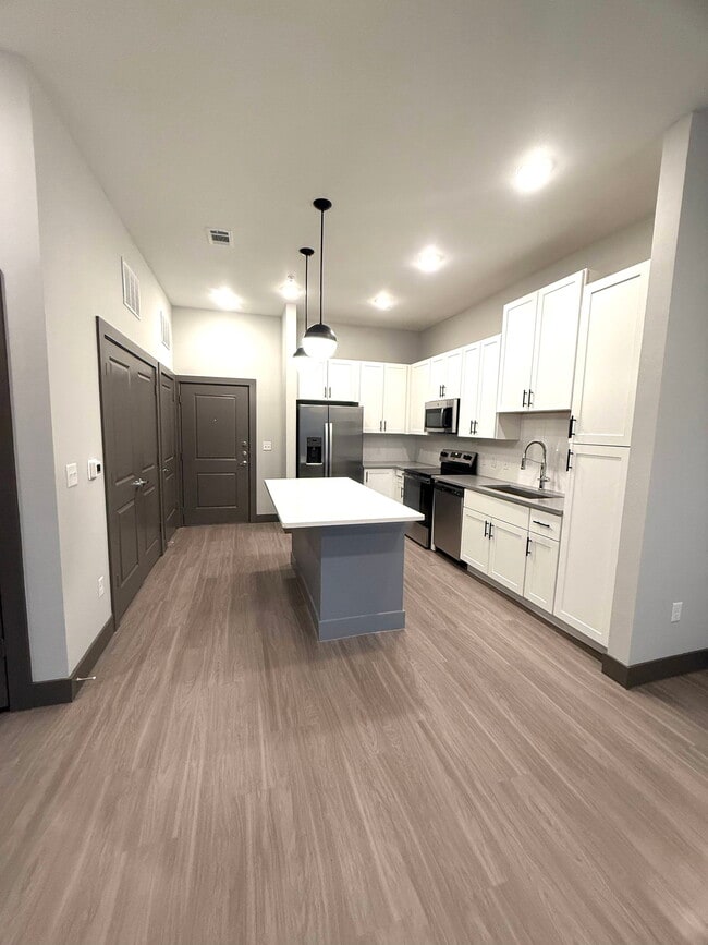 Building Photo - 400 W 5th St