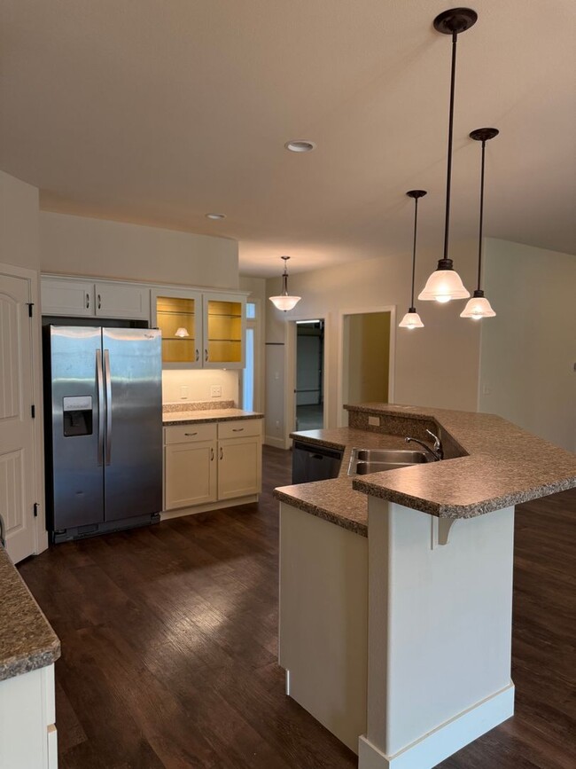 Building Photo - 2 Bedroom/ 2 Bathroom Townhome by Ben Stee...