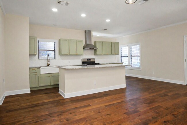 Building Photo - 610 W Rosewood Ave