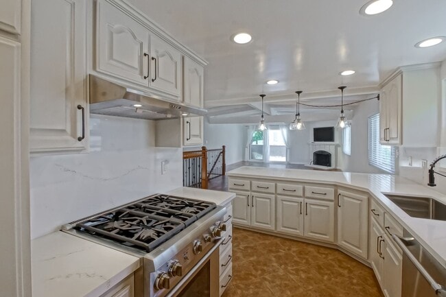 RECENTLY REMODELED, BRIGHT & AIRY 3BR2BA G... - RECENTLY REMODELED, BRIGHT & AIRY 3BR2BA G... House