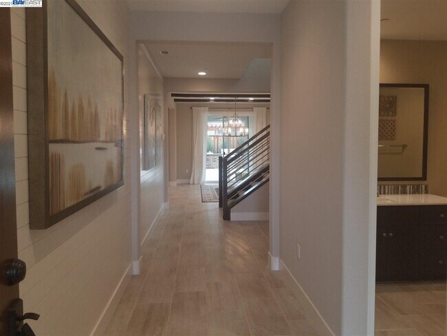 Building Photo - 549 Sonoma Ave