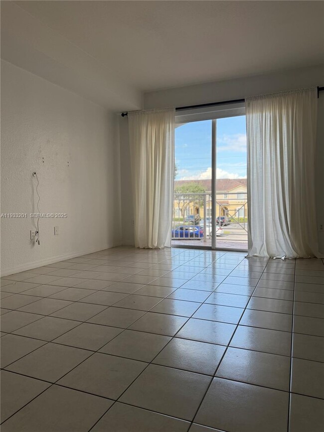 Foto del edificio - 8854 W Flagler St