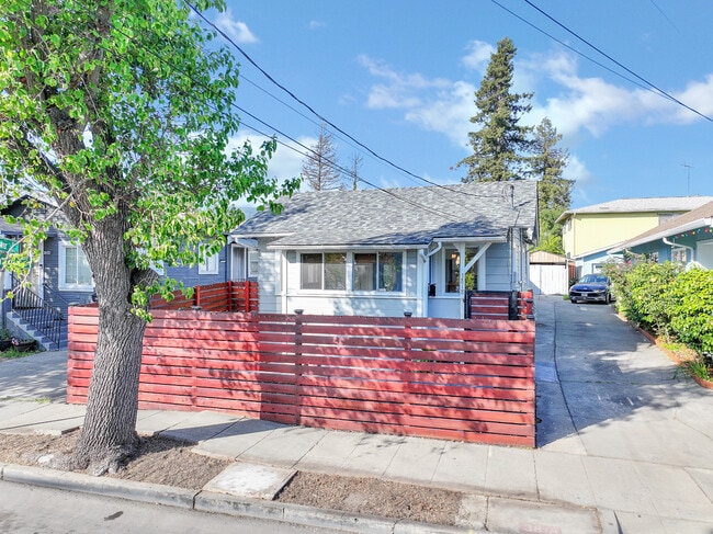 Building Photo - 3818 Suter St