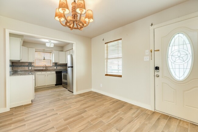 Building Photo - 805 Seashell Dr