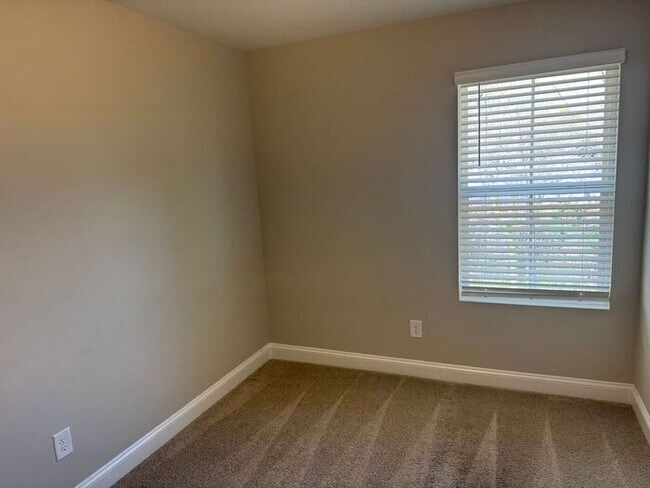 Foto del edificio - Newer End unit townhouse in Kannapolis, NC!!