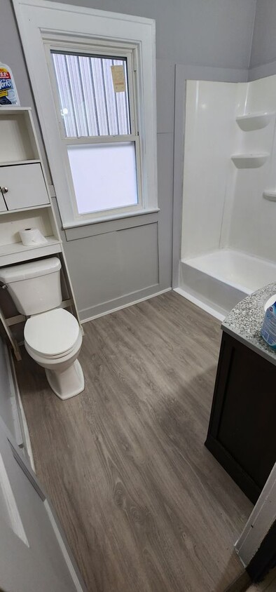 Building Photo - 3 Bedrooms, 1 Bath Home in Elkhart IN