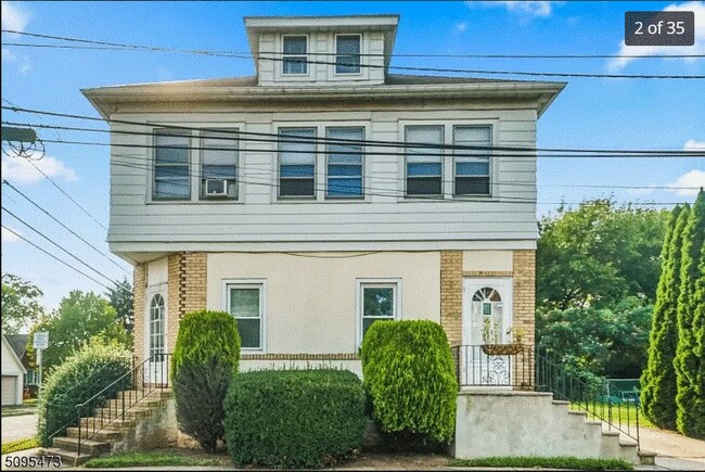 Otra imagen en frente de la casa - 301 N 1st Ave