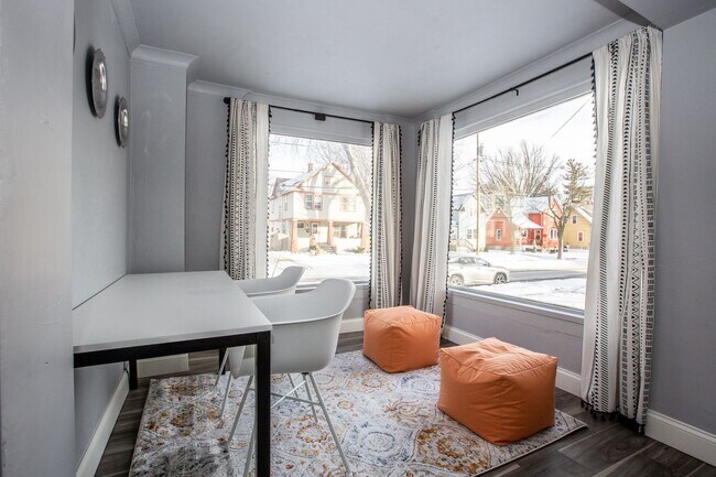 Foto del edificio - Four Bedroom Neenah House