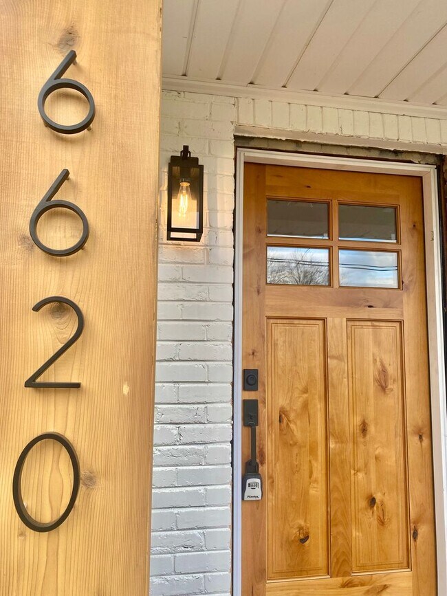 Foto del edificio - 6620 Upton Ln